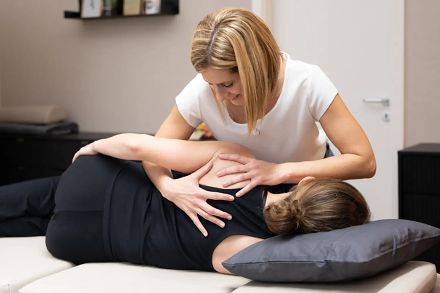Simone Bürstell macht Physiotherapie